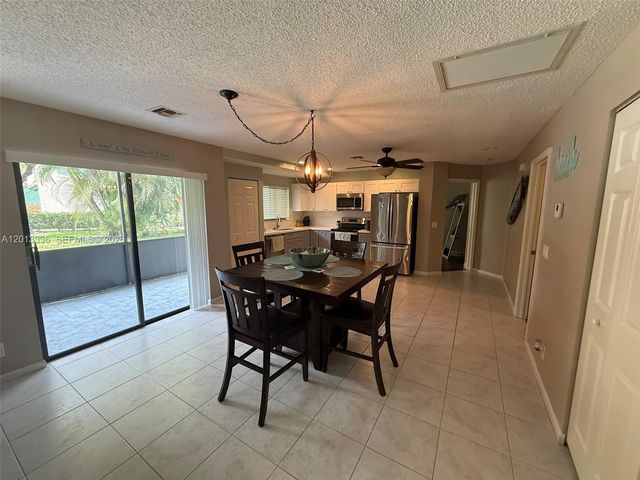 24 Lexington Ln W A, Palm Beach Gardens, FL 33418