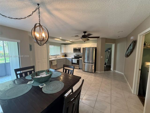 24 Lexington Ln W A, Palm Beach Gardens, FL 33418