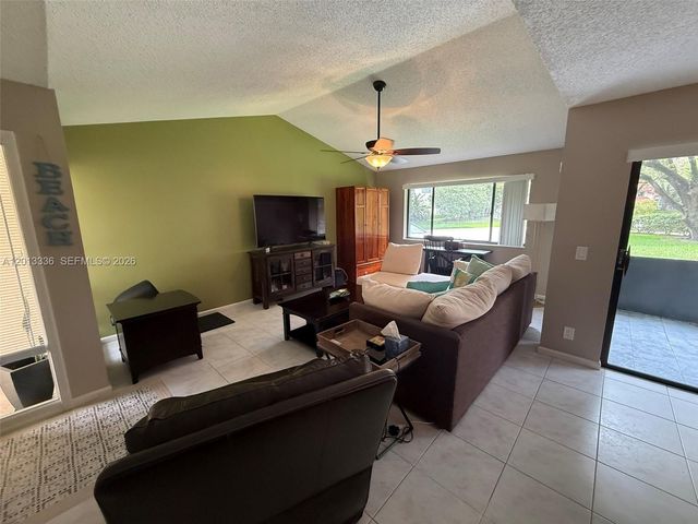 24 Lexington Ln W A, Palm Beach Gardens, FL 33418