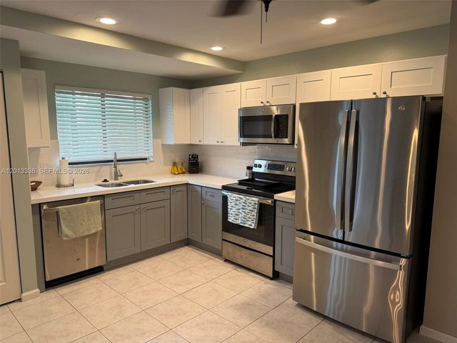 24 Lexington Ln W A, Palm Beach Gardens, FL 33418
