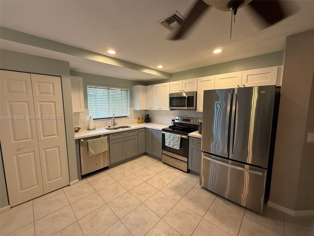 24 Lexington Ln W A, Palm Beach Gardens, FL 33418