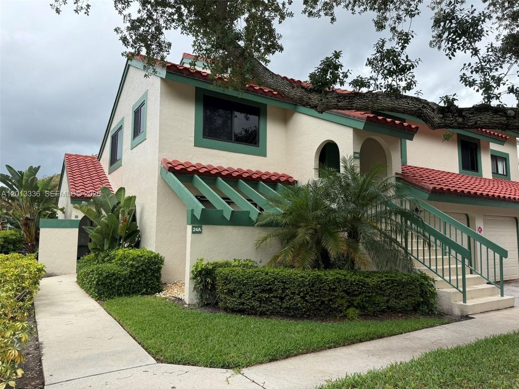 24 Lexington Ln W A, Palm Beach Gardens, FL 33418