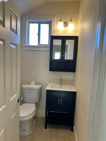 1130 E 11Th St, Oakland, CA 94606