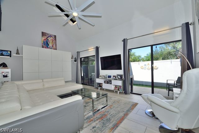 878 Meadowland DR 2-22, Naples, FL 34108