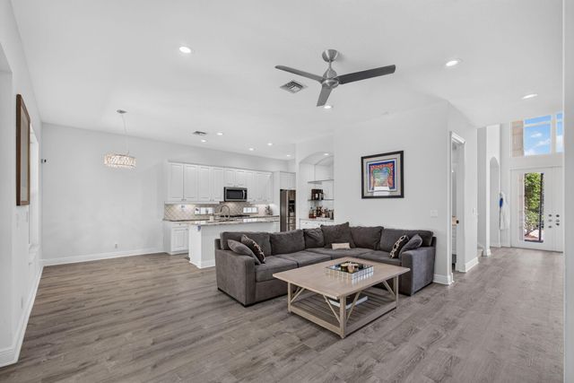 136 Casa Grande Court, Palm Beach Gardens, FL 33418