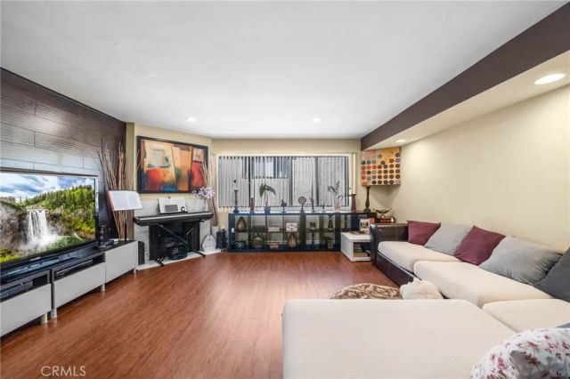 554 E San Jose 203, Burbank, CA 91501