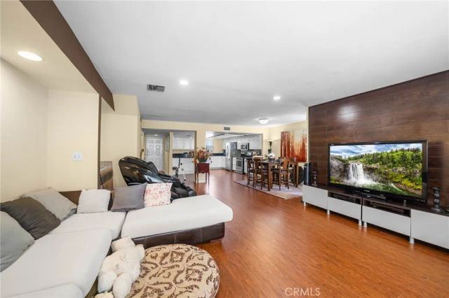 554 E San Jose 203, Burbank, CA 91501