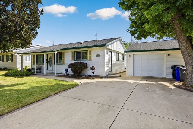 4711 F Ave NE, Cedar Rapids, IA 52402