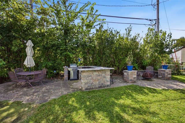 4711 F Ave NE, Cedar Rapids, IA 52402
