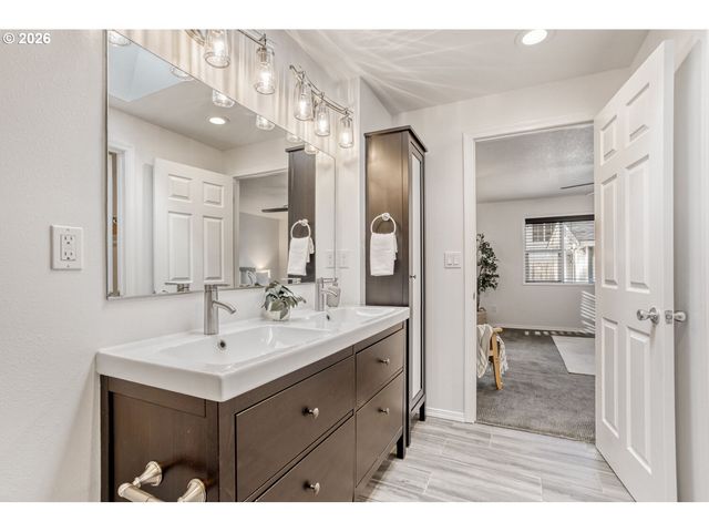 10945 Ne PRESCOTT St, Portland, OR 97220