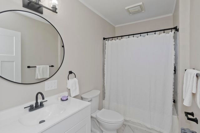 7 Lawndale Street, Easthampton, MA 01027