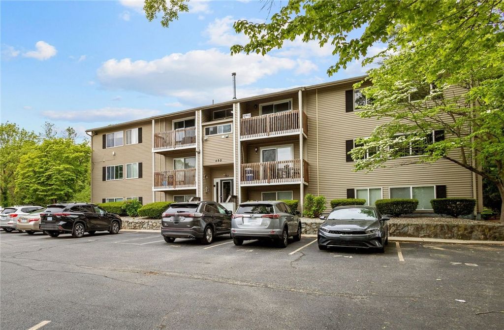 133 Fordson Ave Avenue 9, Cranston, RI 02910