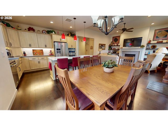 1074 HAMILTON St, Springfield, OR 97477