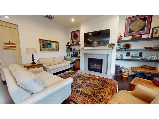 1074 HAMILTON St, Springfield, OR 97477