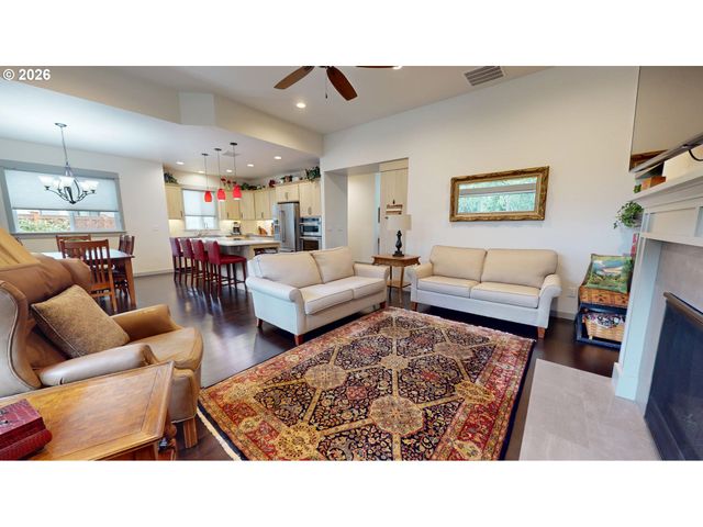 1074 HAMILTON St, Springfield, OR 97477