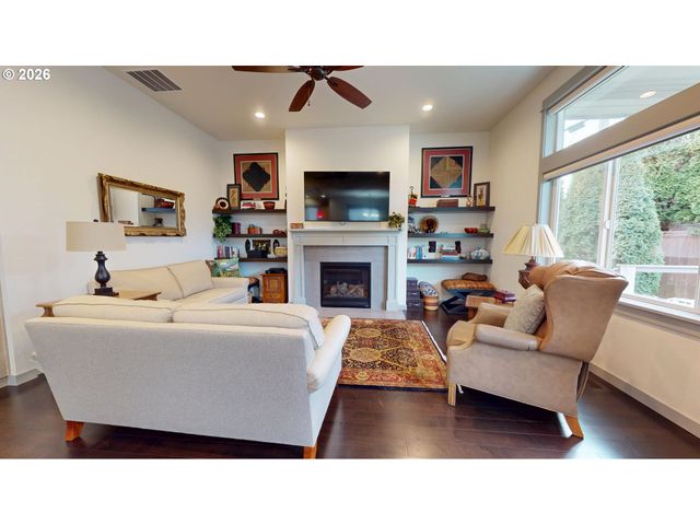 1074 HAMILTON St, Springfield, OR 97477