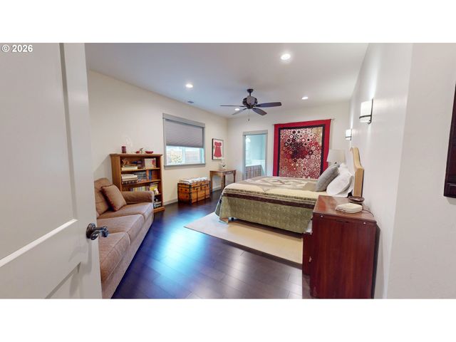 1074 HAMILTON St, Springfield, OR 97477