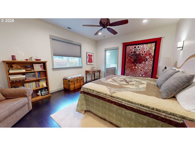 1074 HAMILTON St, Springfield, OR 97477