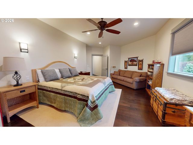 1074 HAMILTON St, Springfield, OR 97477