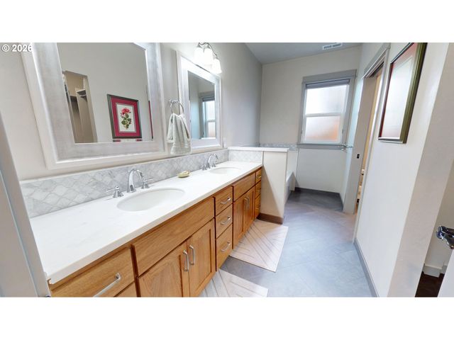 1074 HAMILTON St, Springfield, OR 97477