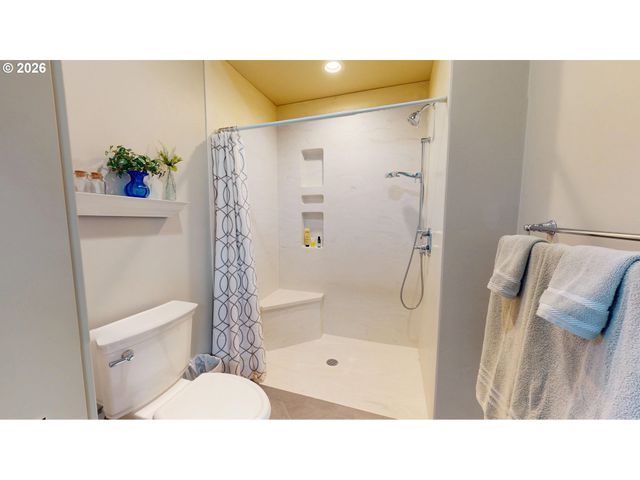 1074 HAMILTON St, Springfield, OR 97477