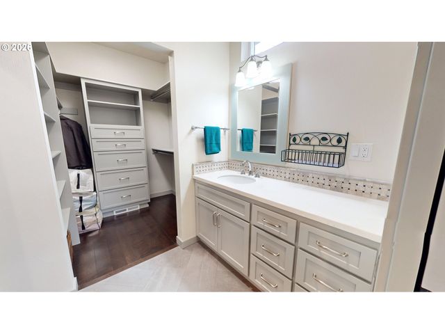 1074 HAMILTON St, Springfield, OR 97477