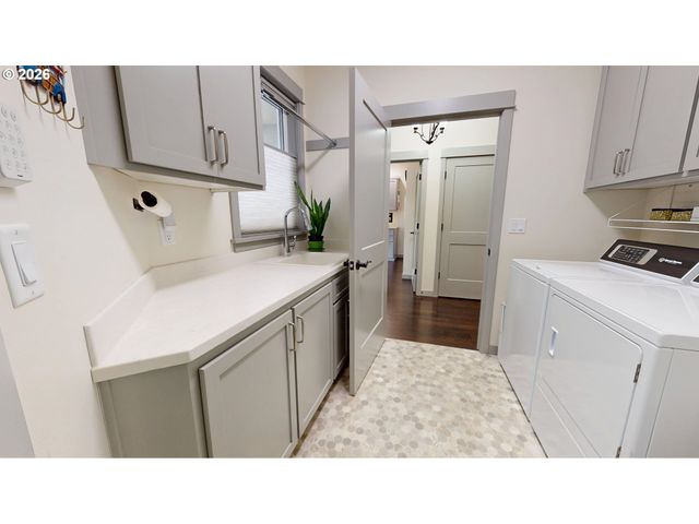 1074 HAMILTON St, Springfield, OR 97477