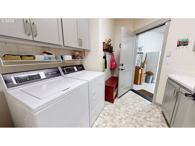 1074 HAMILTON St, Springfield, OR 97477