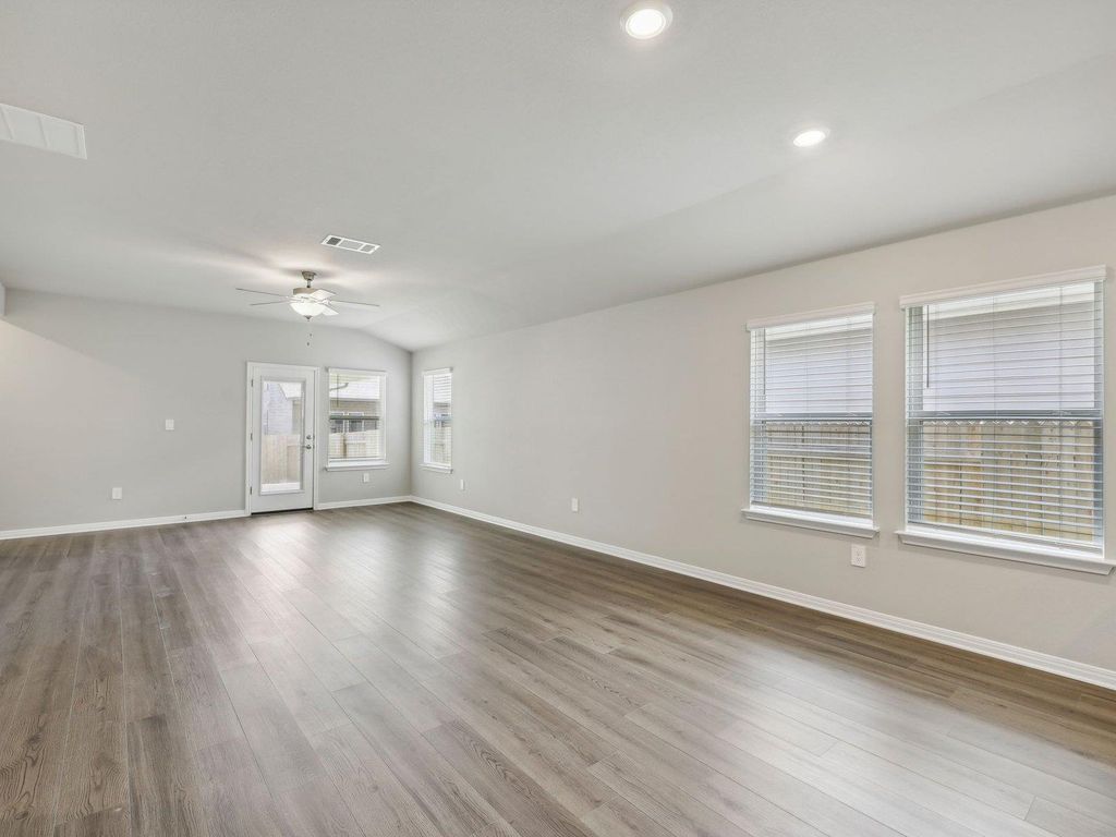 145 Sleep HOLW, Jarrell, TX 76537