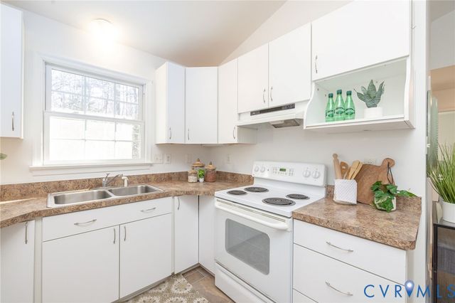 1943 Retreat Dr, Mechanicsville, VA 23111