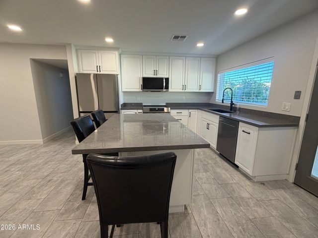 4140 W PARADISE Drive, Phoenix, AZ 85029