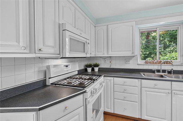 385 MAPLEWOOD DRIVE, Mt Lebanon, PA 15243