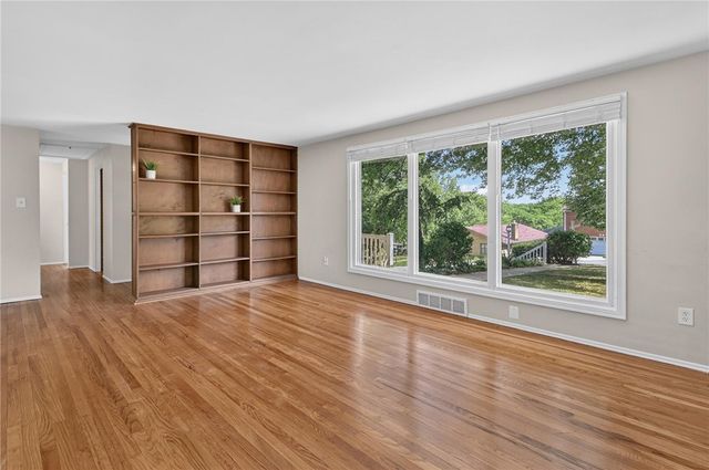 385 MAPLEWOOD DRIVE, Mt Lebanon, PA 15243