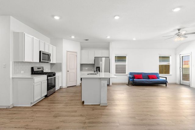 203 Mulberry Creek LN, Hutto, TX 78634