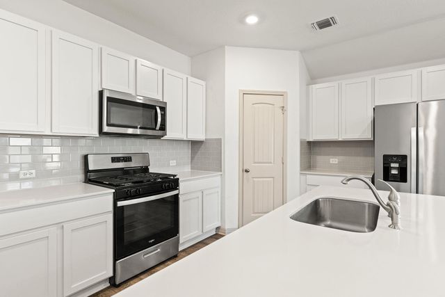 203 Mulberry Creek LN, Hutto, TX 78634