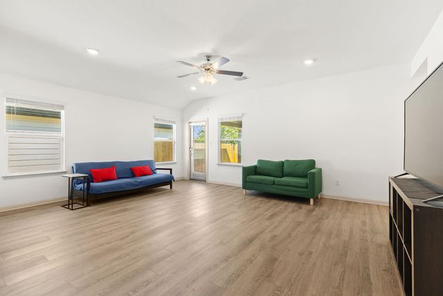 203 Mulberry Creek LN, Hutto, TX 78634