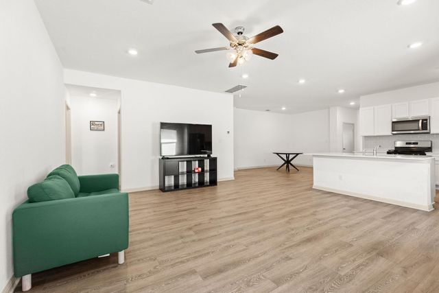 203 Mulberry Creek LN, Hutto, TX 78634