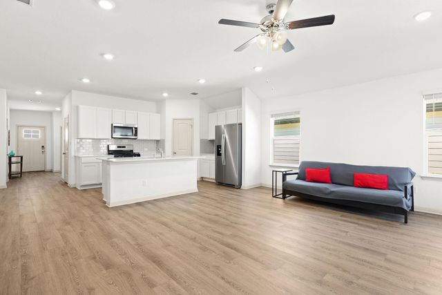 203 Mulberry Creek LN, Hutto, TX 78634