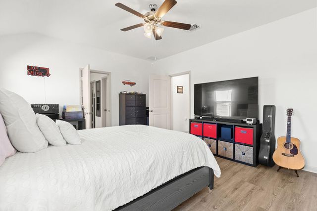 203 Mulberry Creek LN, Hutto, TX 78634