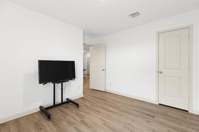 203 Mulberry Creek LN, Hutto, TX 78634