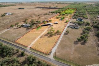 1130 County Road 101, Floresville, TX 78114