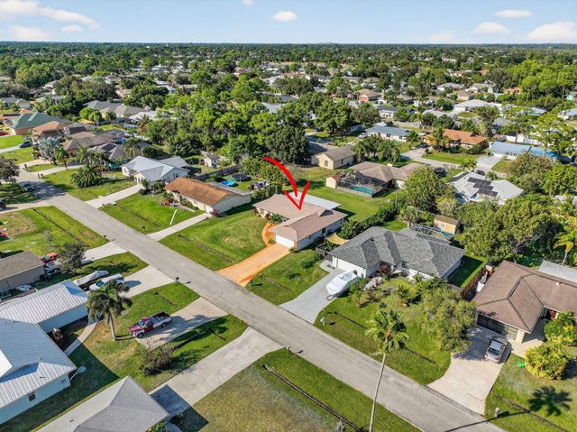 943 SE Brookedge Avenue E, Port St Lucie, FL 34983