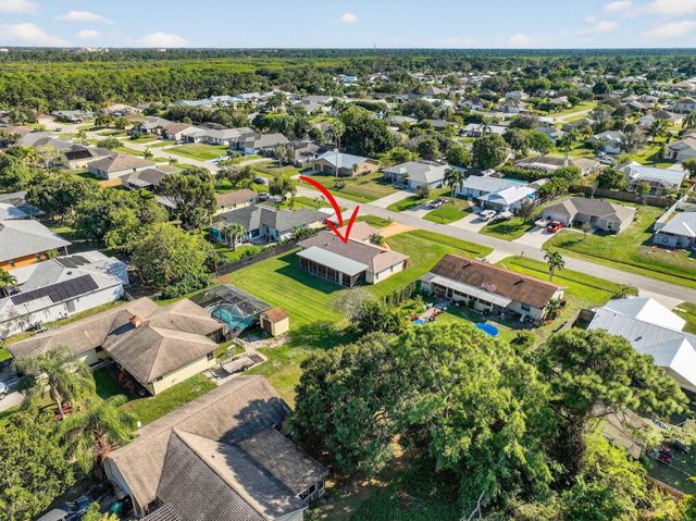 943 SE Brookedge Avenue E, Port St Lucie, FL 34983