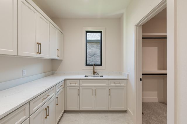 2016 N Silver Charm Avenue, Springfield, MO 65802