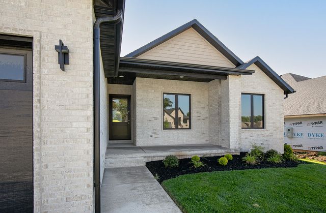 2016 N Silver Charm Avenue, Springfield, MO 65802