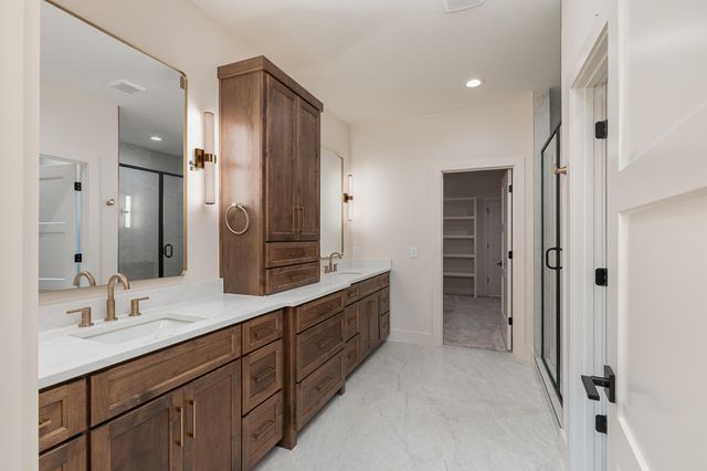 2016 N Silver Charm Avenue, Springfield, MO 65802