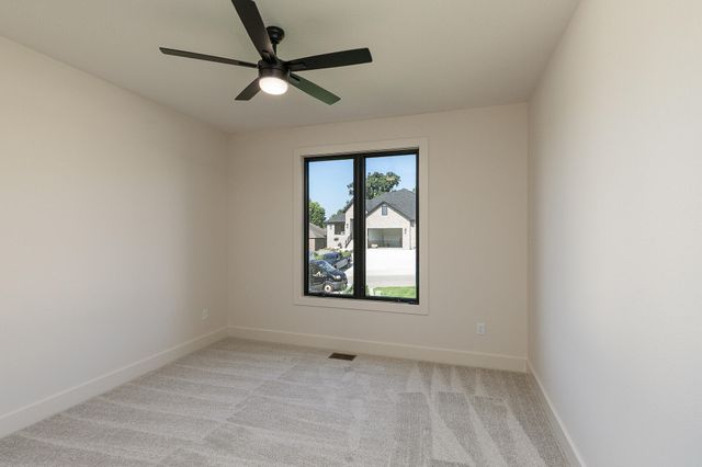 2016 N Silver Charm Avenue, Springfield, MO 65802