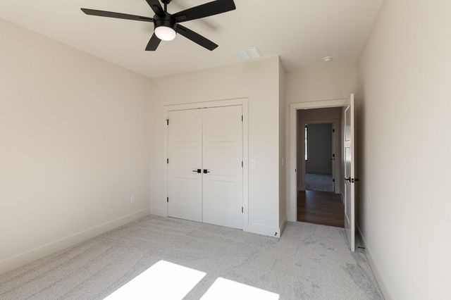 2016 N Silver Charm Avenue, Springfield, MO 65802