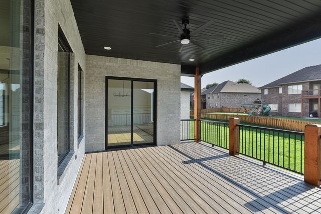 2016 N Silver Charm Avenue, Springfield, MO 65802