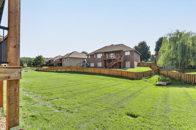 2016 N Silver Charm Avenue, Springfield, MO 65802